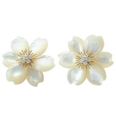 Van Cleef & Arpels Boucles d'oreilles moyen modèle en nacre Rose De Noel