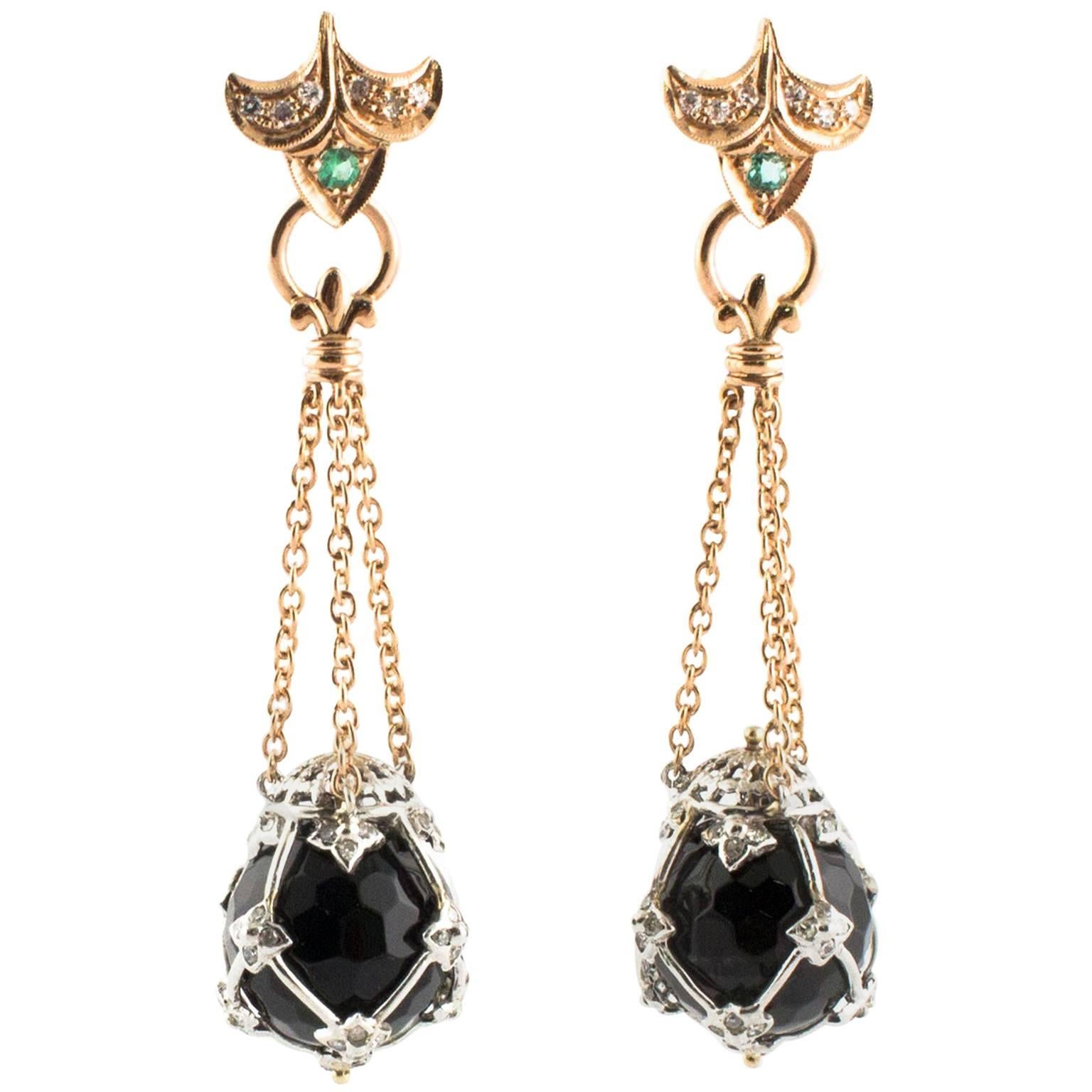 Boucles d'oreilles pendantes en or rose avec diamants, onyx et émeraudes