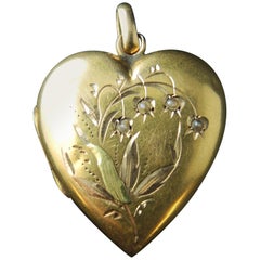 French Heart 18 Karat Gold Locket Set with Natural Pearls, 19th Century