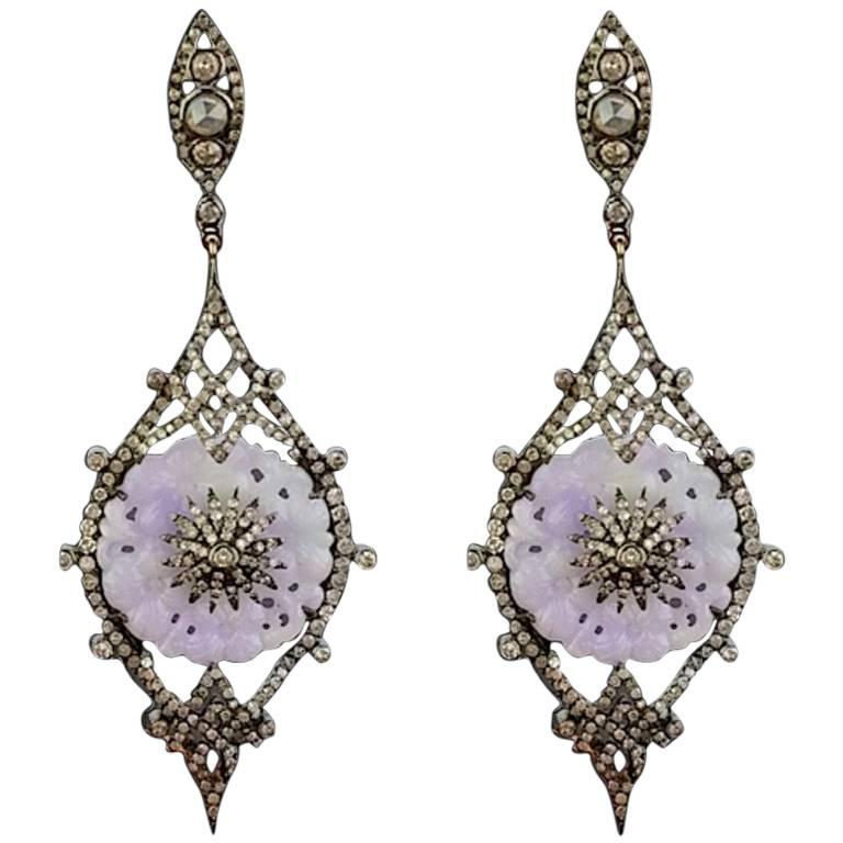 Geschnitzter lila Jade- und Diamant-Ohrring mit baumelnden Ohrringen 