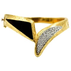18 Karat Yellow Gold 1.00 Carat Round Diamond and Black Onyx Bangle Bracelet