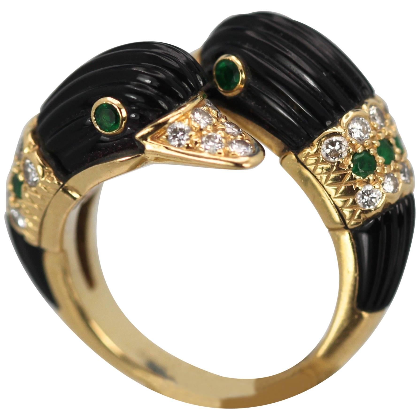Van Cleef & Arpels Double Swan Ring 18 Karat Gold Onyx Diamonds Emeralds