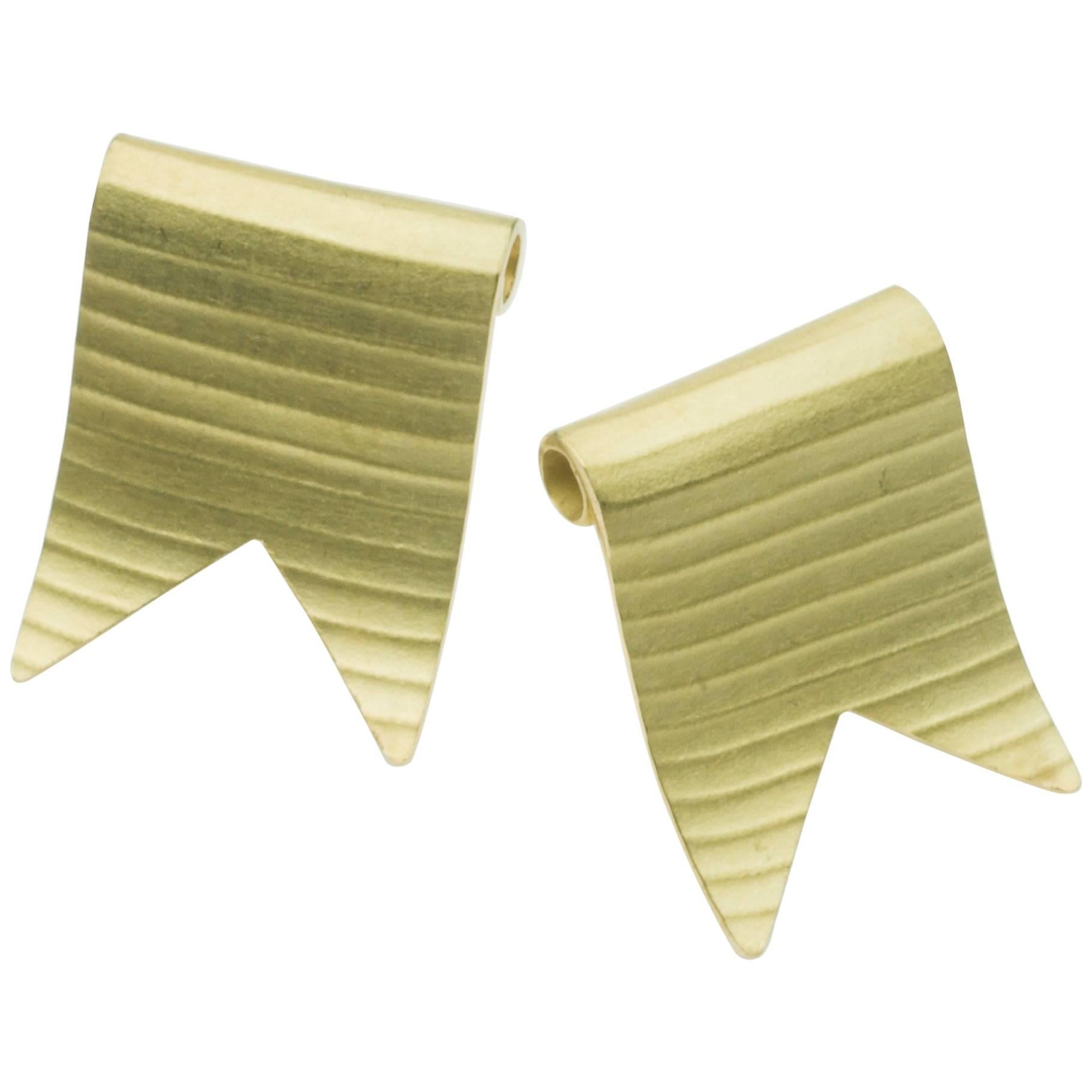 Annabel Eley 18 Karat Yellow Gold Ribbon Textured Flag Stud Earrings For Sale