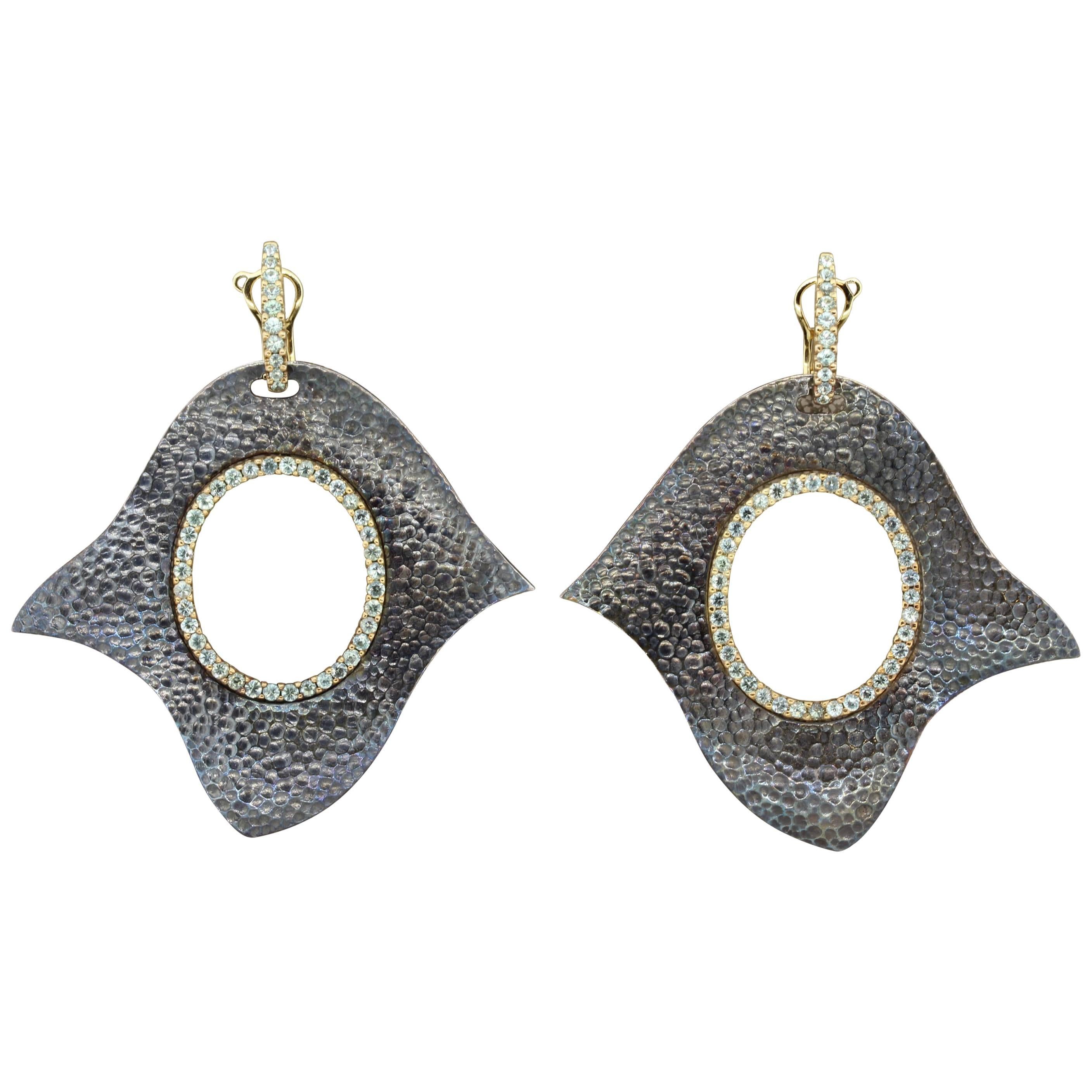 Pendientes de gota de oro plateado martillado con amatista verde en venta