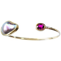 Sea of Cortez Mabe Pearl and 2.03 Carat Rhodolite Garnet 18 Karat Gold Cuff