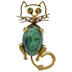 1970 Cat Brooch 18 Karat Yellow Gold Emerald Ruby Chrysocolla Italy