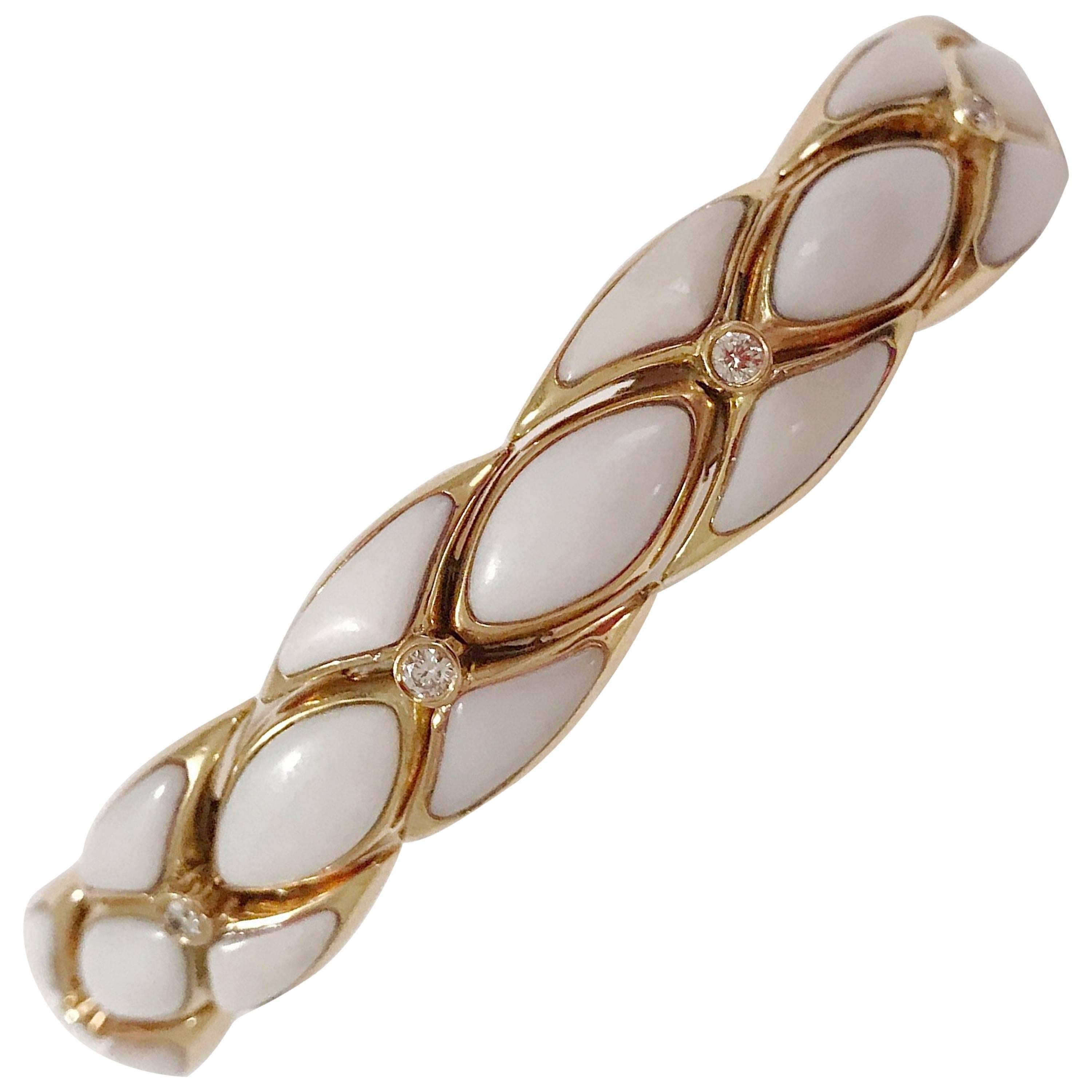 Bracelet manchette en or jaune avec émail blanc et diamants en vente