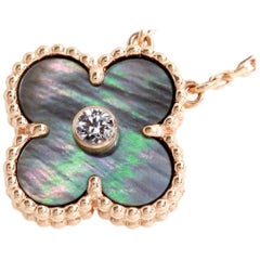 Van Cleef & Arpels, collier PG Alhambra en nacre grise et diamants 18 carats