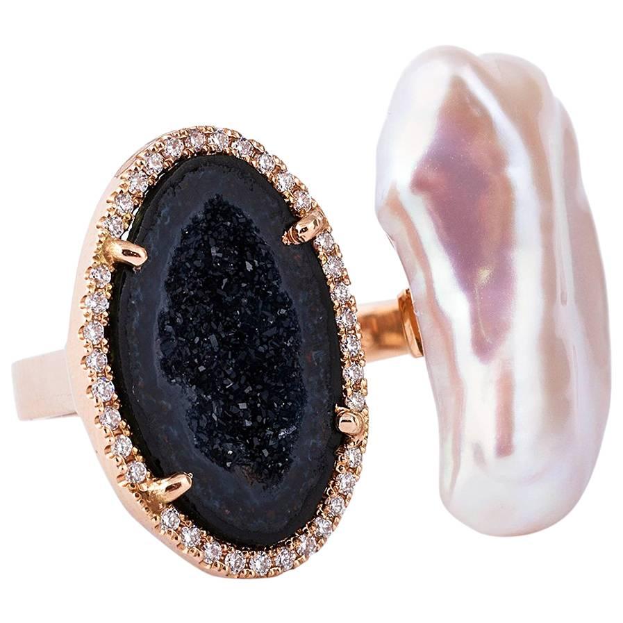 This irregular pearl comes right out of the sea.
Together with the black agate geode, the contrast is perfect.
Set in 18 k rose gold with 0,21 ct of gvs diamonds.
Perfect for evenings or during the day!