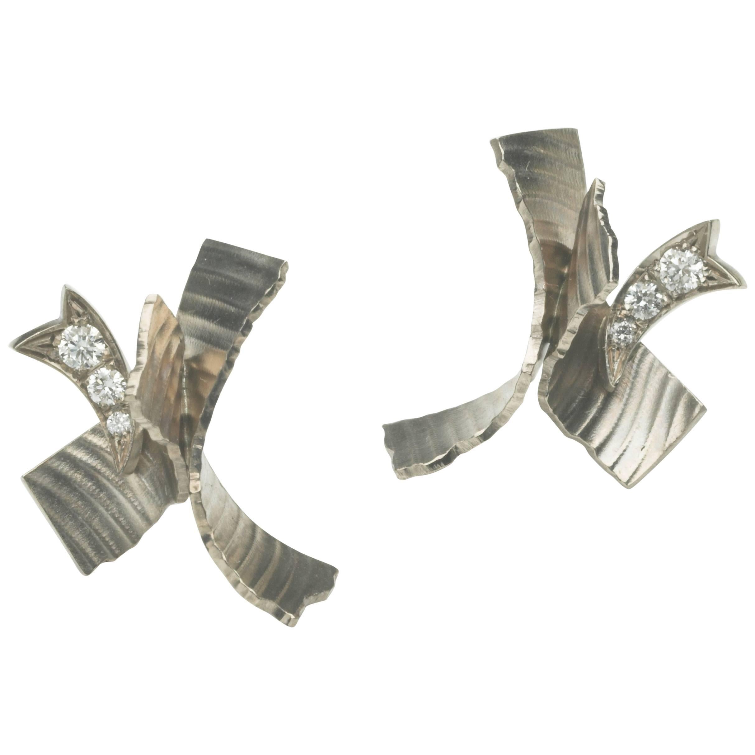 Annabel Eley Textured 18 Karat White Gold Diamond Ribbon Stud Earrings For Sale
