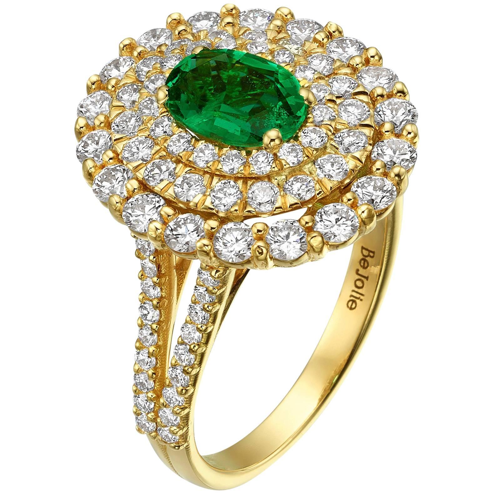 0,80 Karat natürlicher Smaragd Verlobungsring mit drei Diamanten im Halo-Schliff 