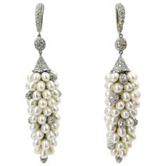 Boucles d'oreilles chandelier en or blanc avec perles d'eau douce et diamants pavés