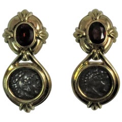 Susan Berman Boucles d'oreilles en goutte en or jaune 18 carats, grenat et ancienne pièce de monnaie romaine