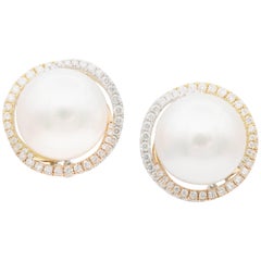 Clous d'oreilles en or jaune, blanc et rose avec perles des mers du Sud et halo de diamants