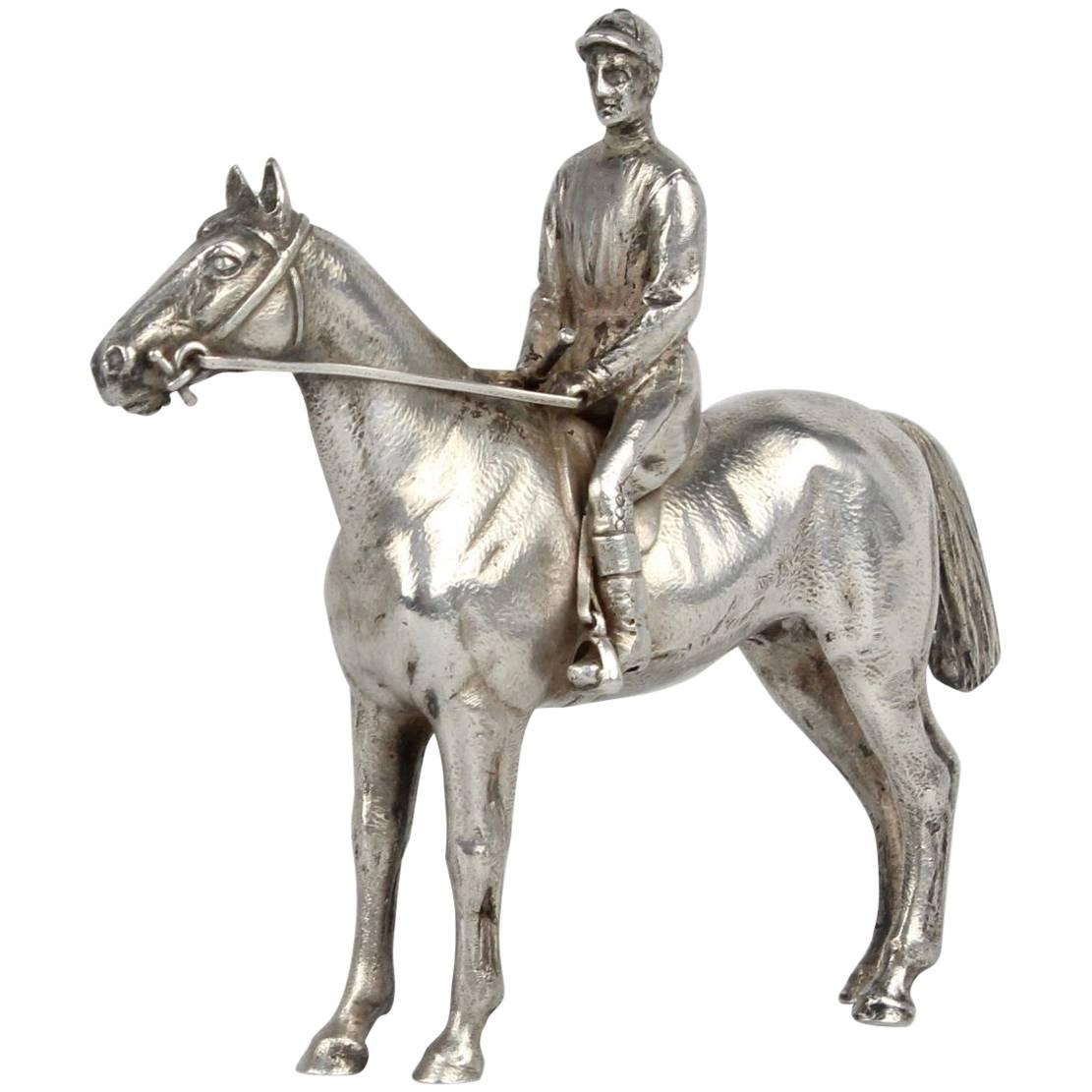 Sculpture équestre de course de chevaux en argent finement moulée et miniature