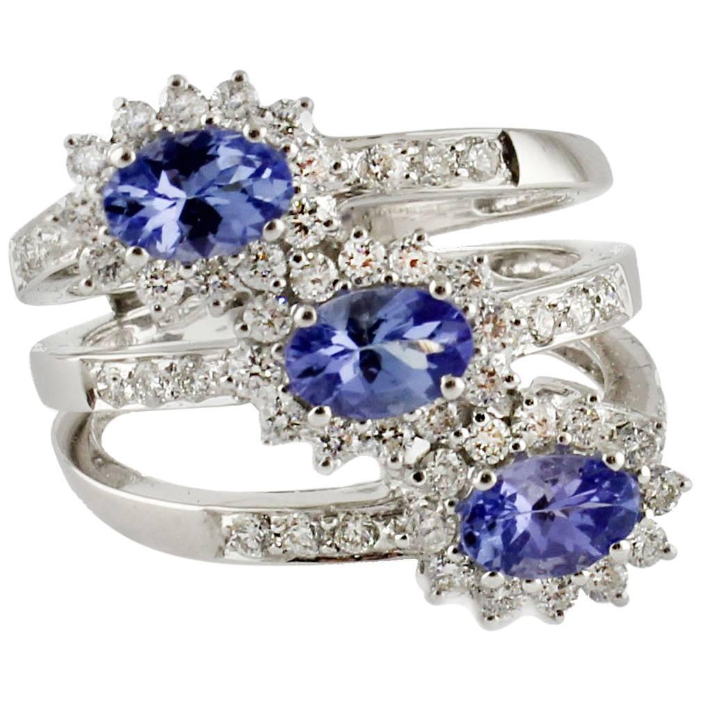 Bague fleurs en or blanc 18 carats, diamants et tanzanite.