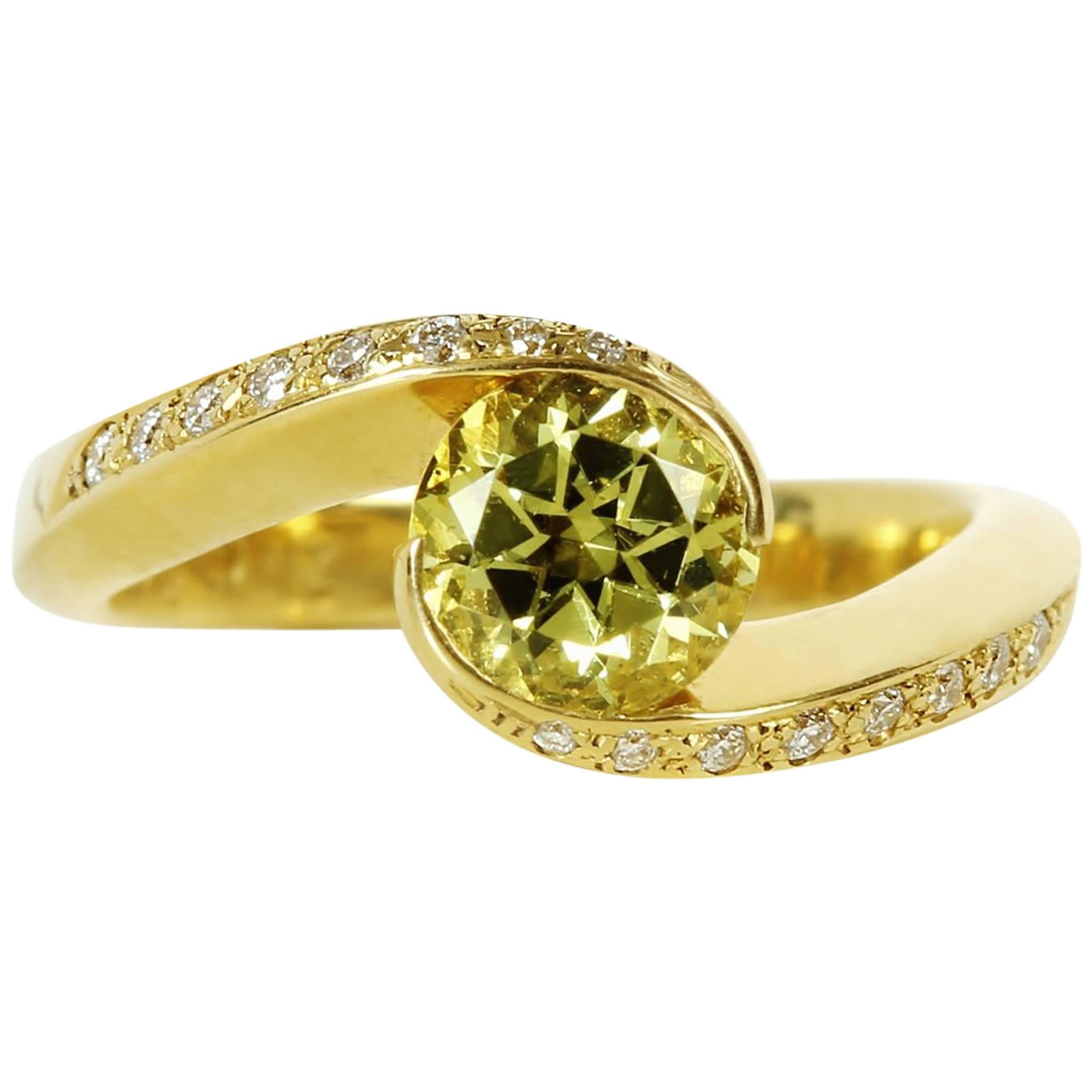 Green Garnet 18 Carat Yellow Gold Diamond Ring  For Sale