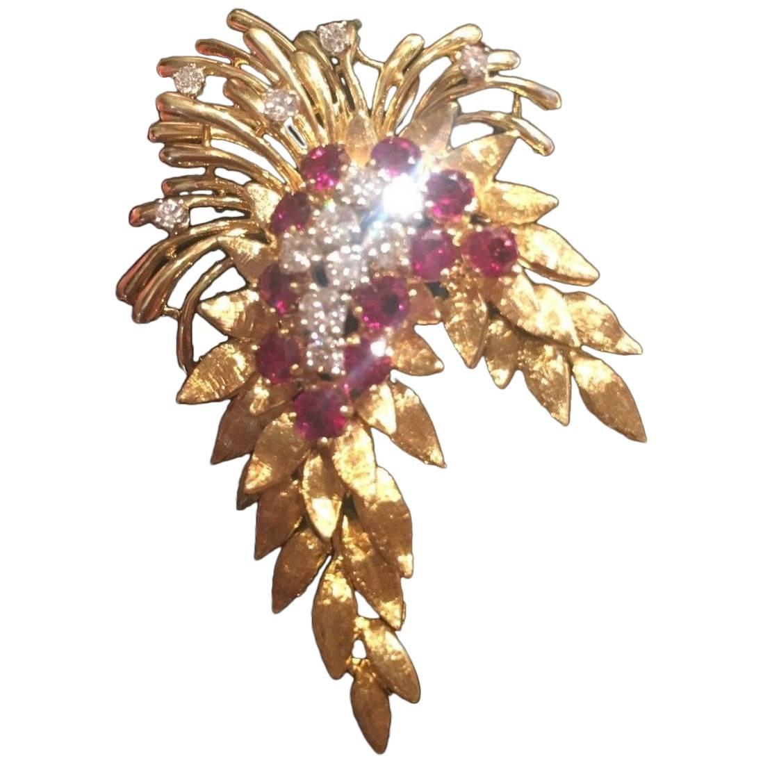 French 1940s French 18 Karat Gold 4.84 Carat Ruby VS Diamond Necklace Pendant For Sale