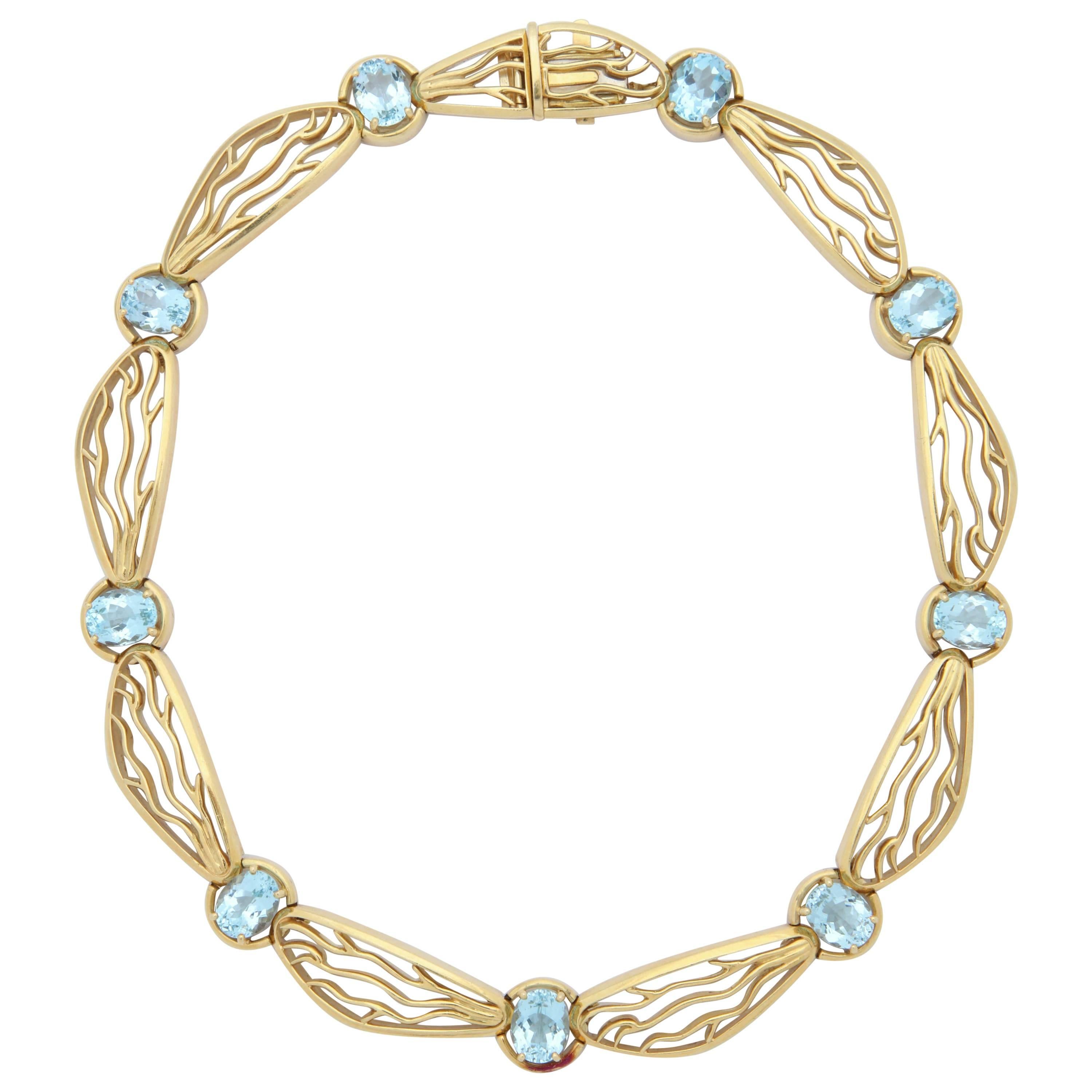 1950s Dragonfly Wings Motif and Delicate Prong Set Aquamarine and Gold Necklace