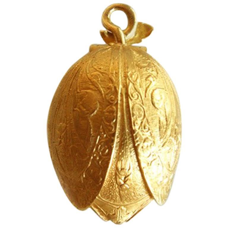 18 Karat Yellow Gold Tulip-Shaped Pomander Pendant For Sale