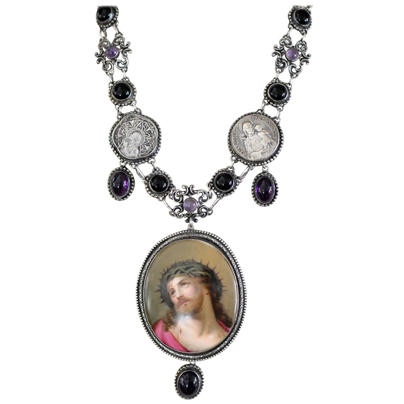 Jill Garber Feston-Halskette, Heiliges französisches Porträt Christi, Amethyst und Onyx im Angebot