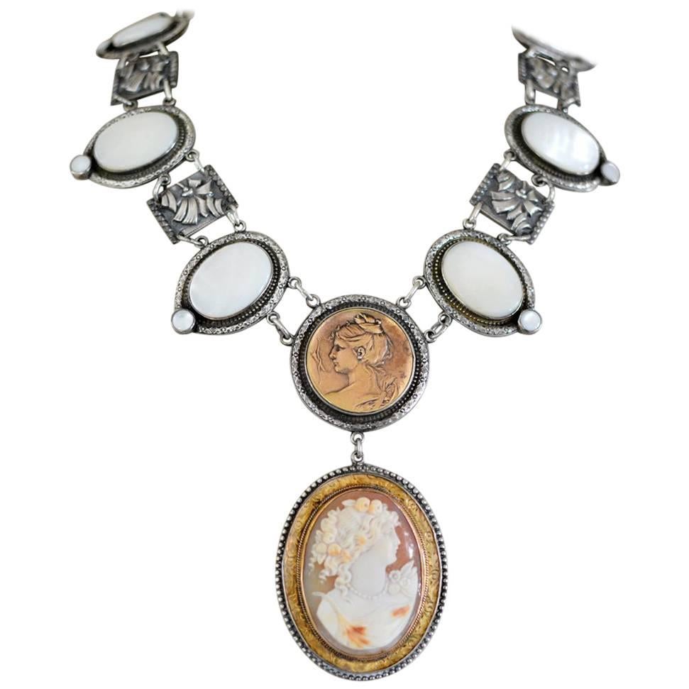 Jill Garber Göttin der Kamee des neunzehnten Jahrhunderts mit Perlmutt-Tropfen-Halskette im Angebot