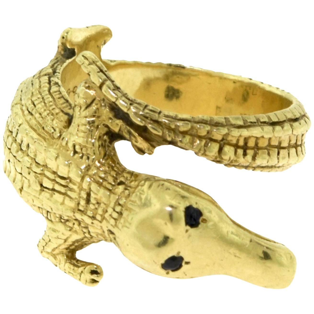 Estate Cartier Alligator 18 Karat Yellow Gold Finger Ring with Sapphire Eyes For Sale