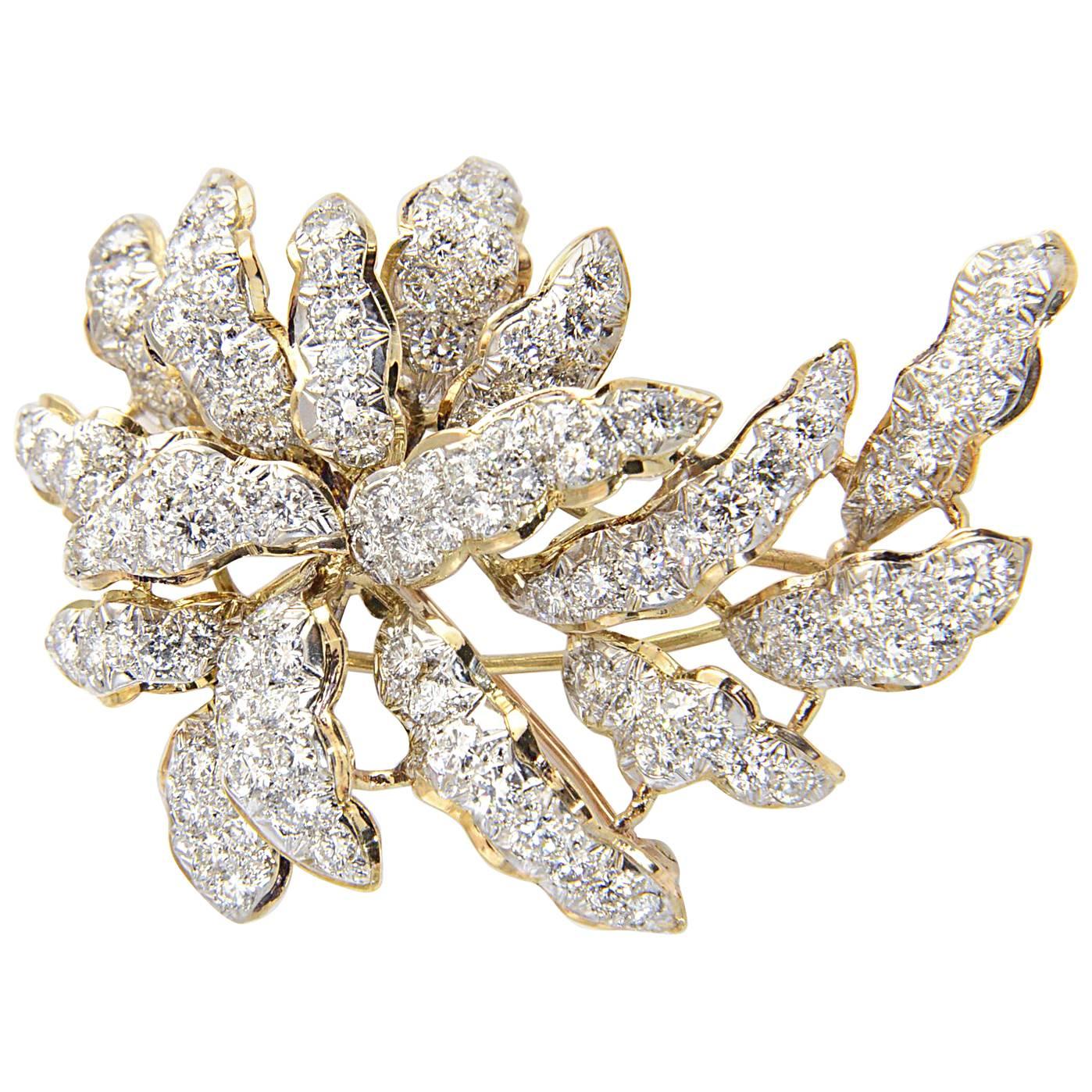 Broche en forme de feuille tridimensionnelle en or et diamants en vente