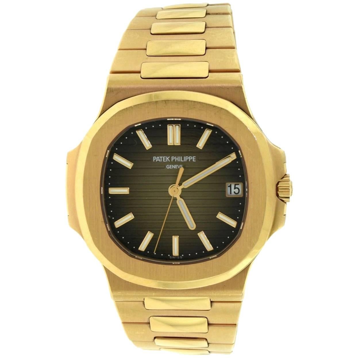 Patek Philippe Nautilus 5711/1R-001 Rose Gold Automatic Watch with Box & Papers For Sale