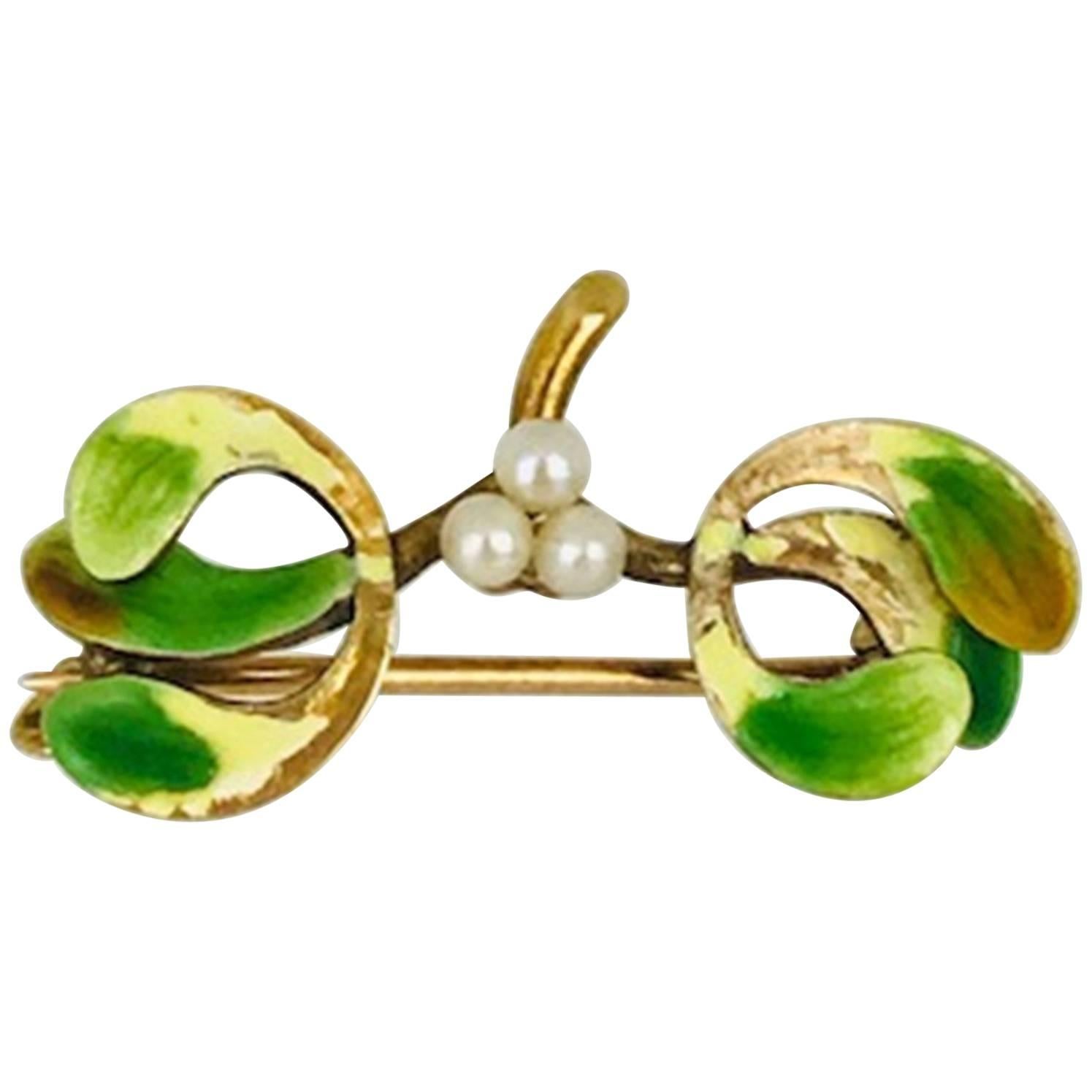 Victorian Enamel Pin, Granny Apple Color Green with Seed Pearls For Sale