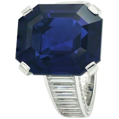 Cartier Ring mit Royal Blue Saphir im Smaragdschliff und Diamanten in Baguetteschliff