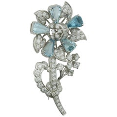 Broche flor de aguamarina y diamantes en platino de los años 40