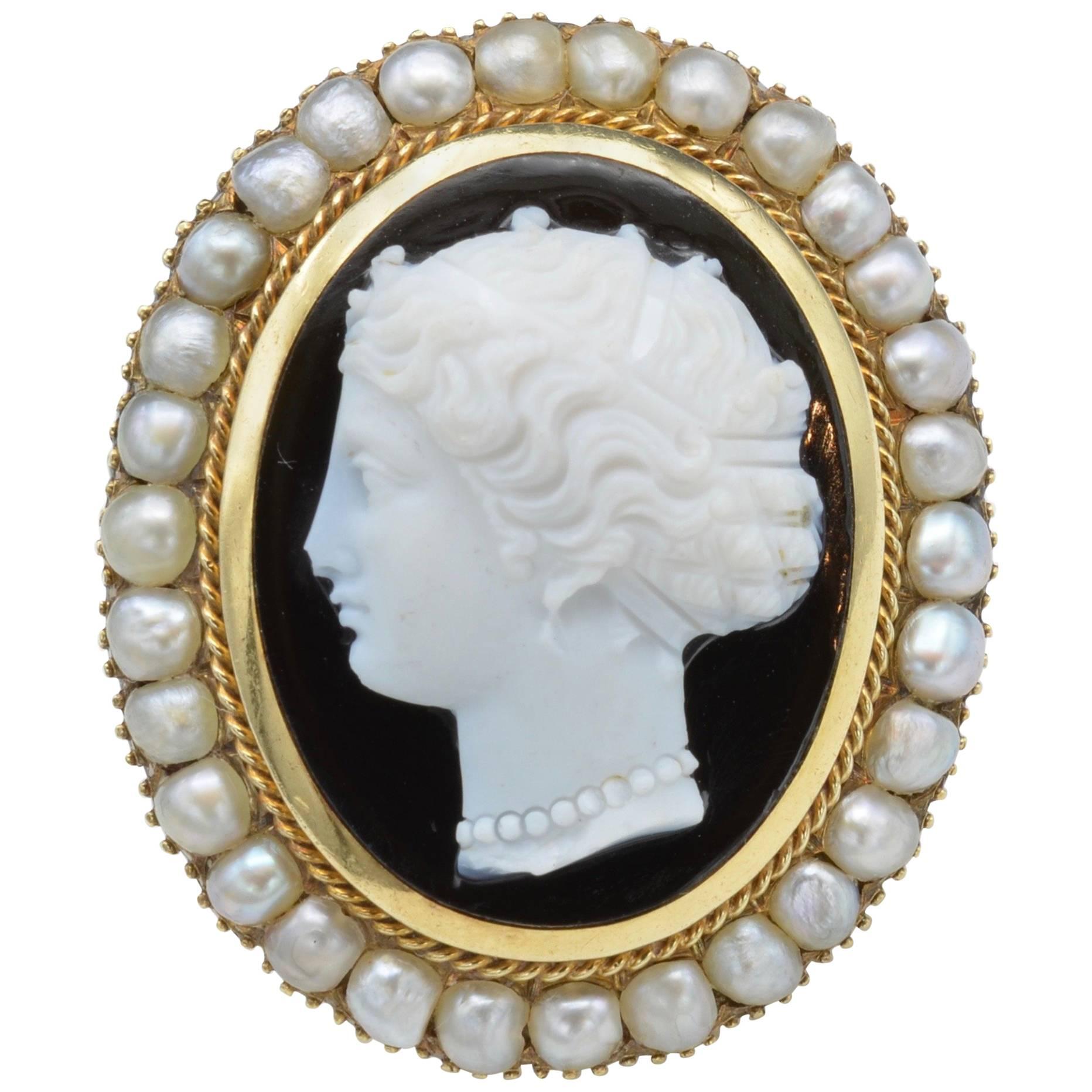Hand-Carved Onyx Cameo Brooch with Pearl Halo from Napoleon III in Yellow Gold For Sale