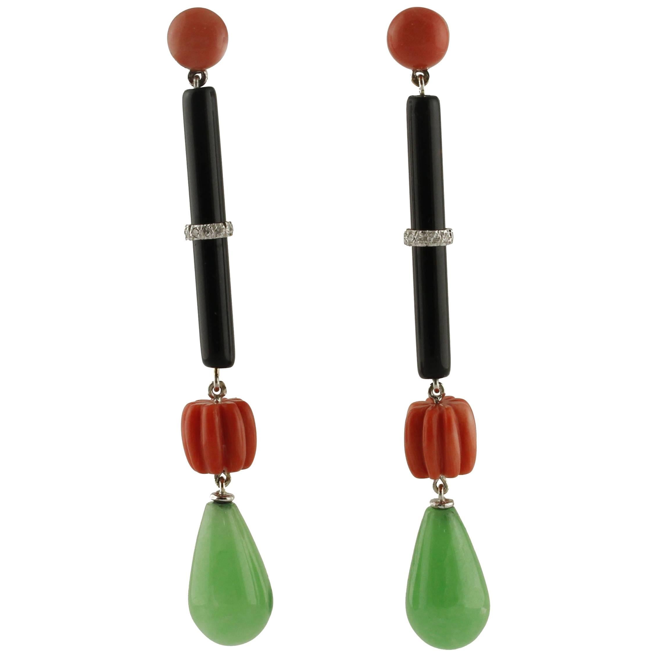 Boucles d'oreilles pendantes en onyx, jade vert, diamants, corail rouge et or blanc 14K