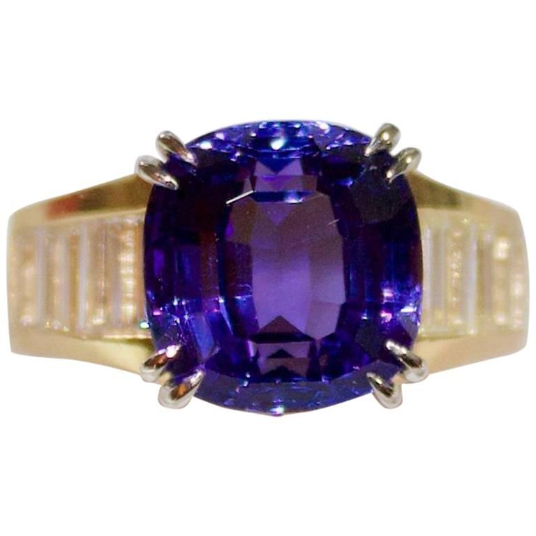 Wonderful Tanzanite and Diamond Ring in 18 Karat Yellow Gold For Sale