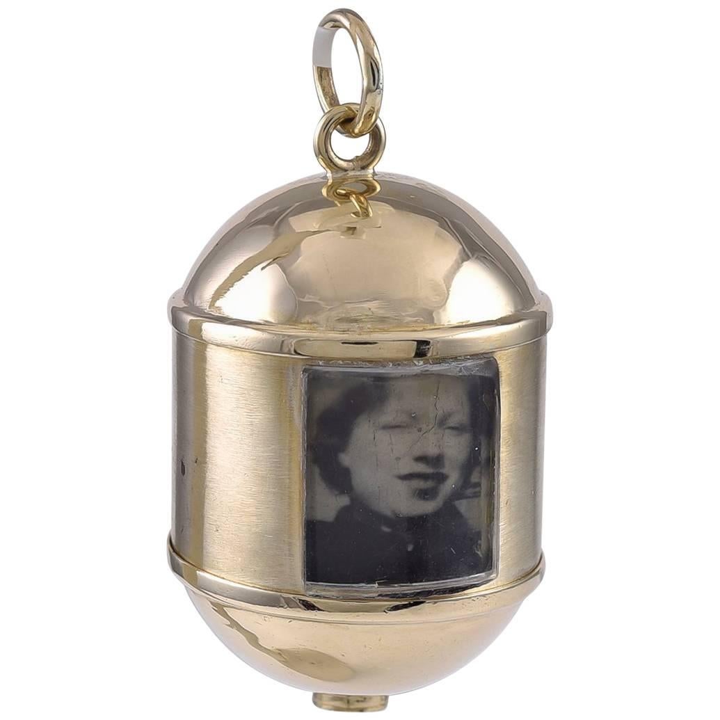 Gold Spinning Locket for Eight Pictures