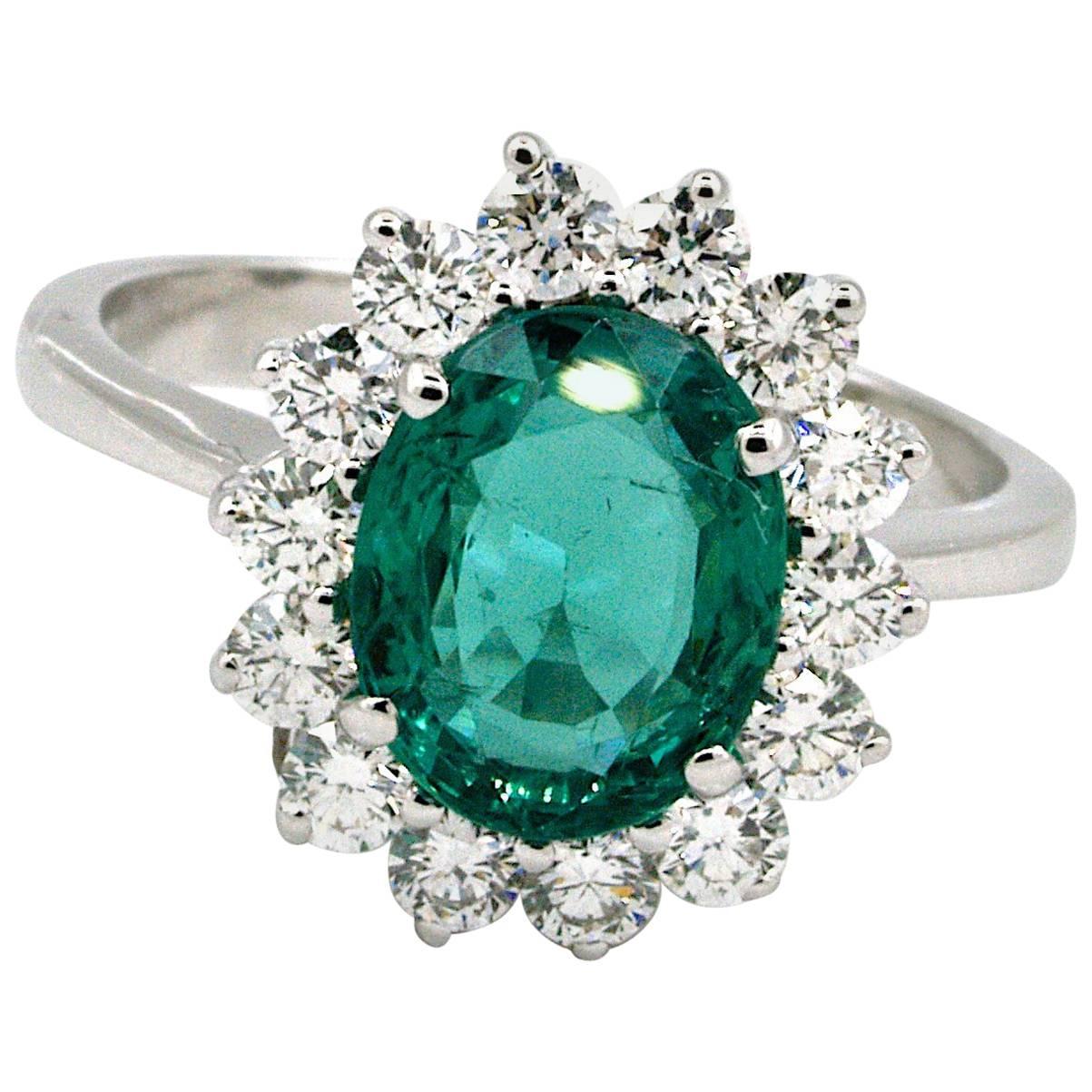 Very Fine 2.75 Carat Certified Emerald and Diamonds Ring 18 Karat Gold For Sale