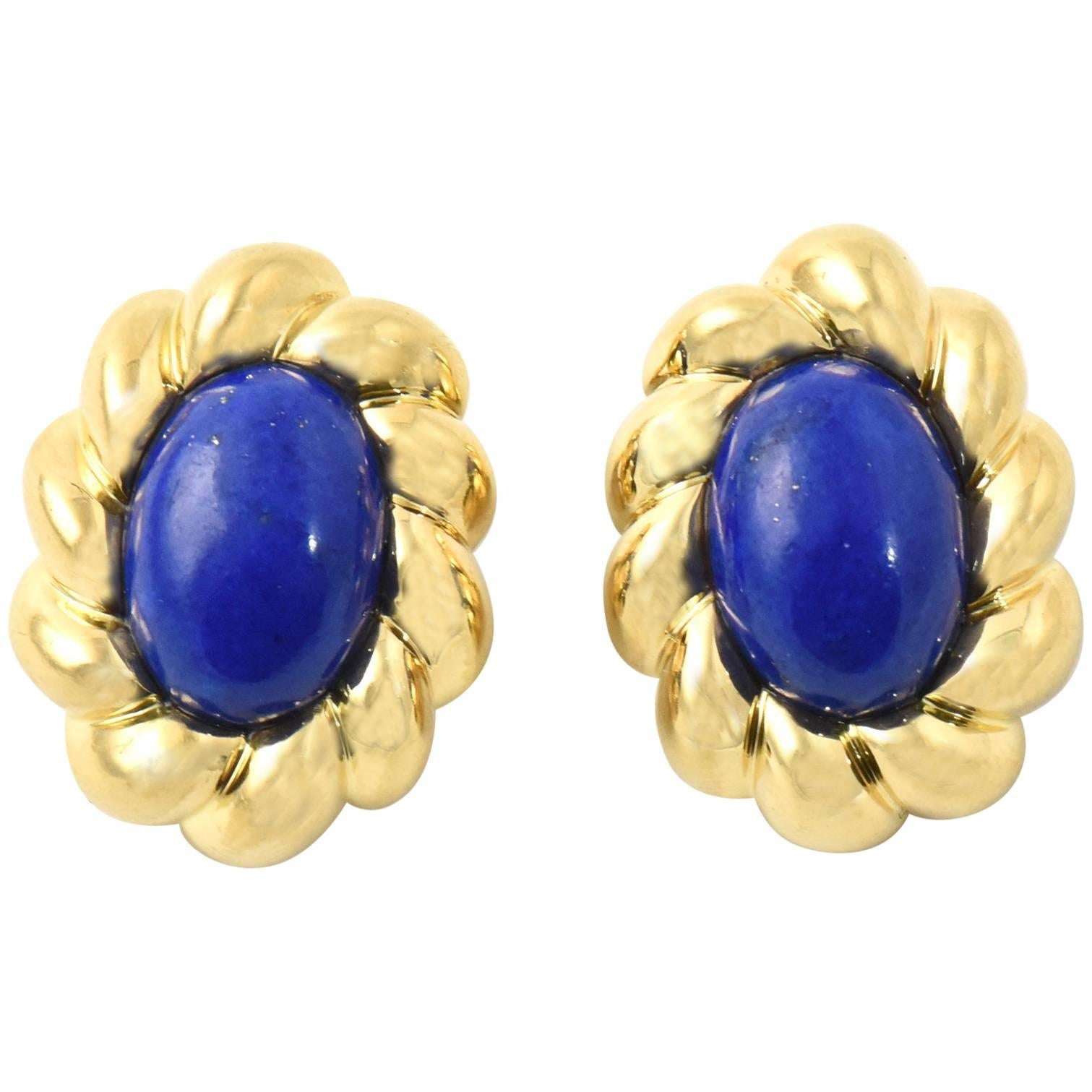 Clips d'oreilles en or sculpté et lapis-lazuli