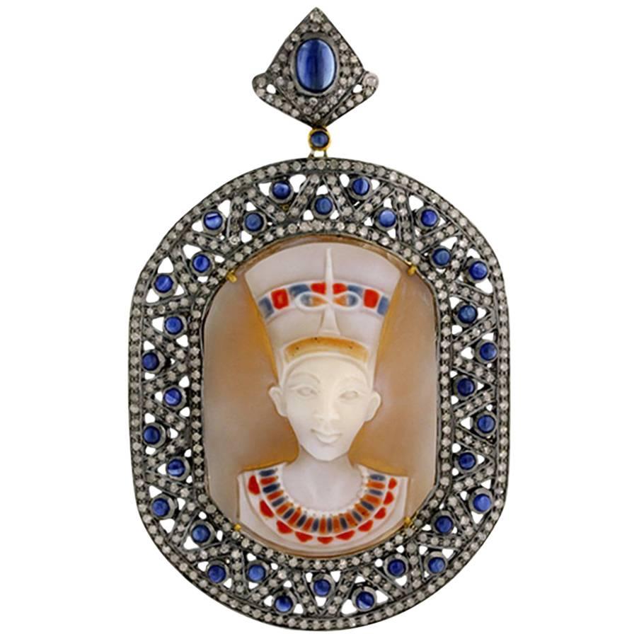 Pendentif camée en coquillage de couleur avec diamants et saphirs bleus en vente