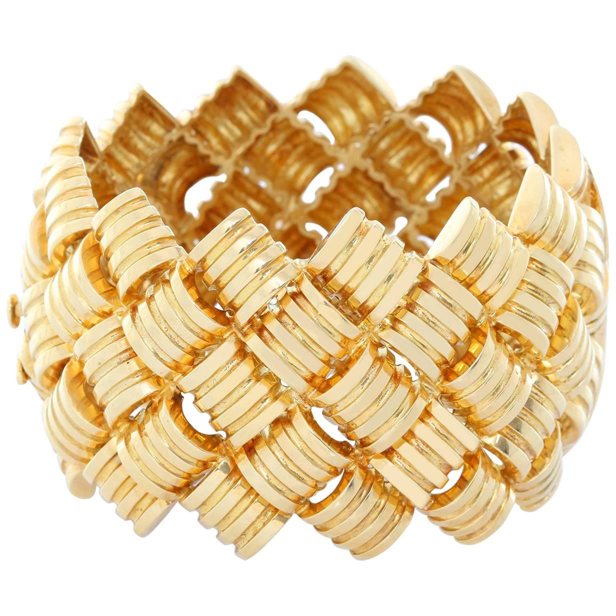 Large 18 Karat Yellow Gold Barrel and Link Cuff