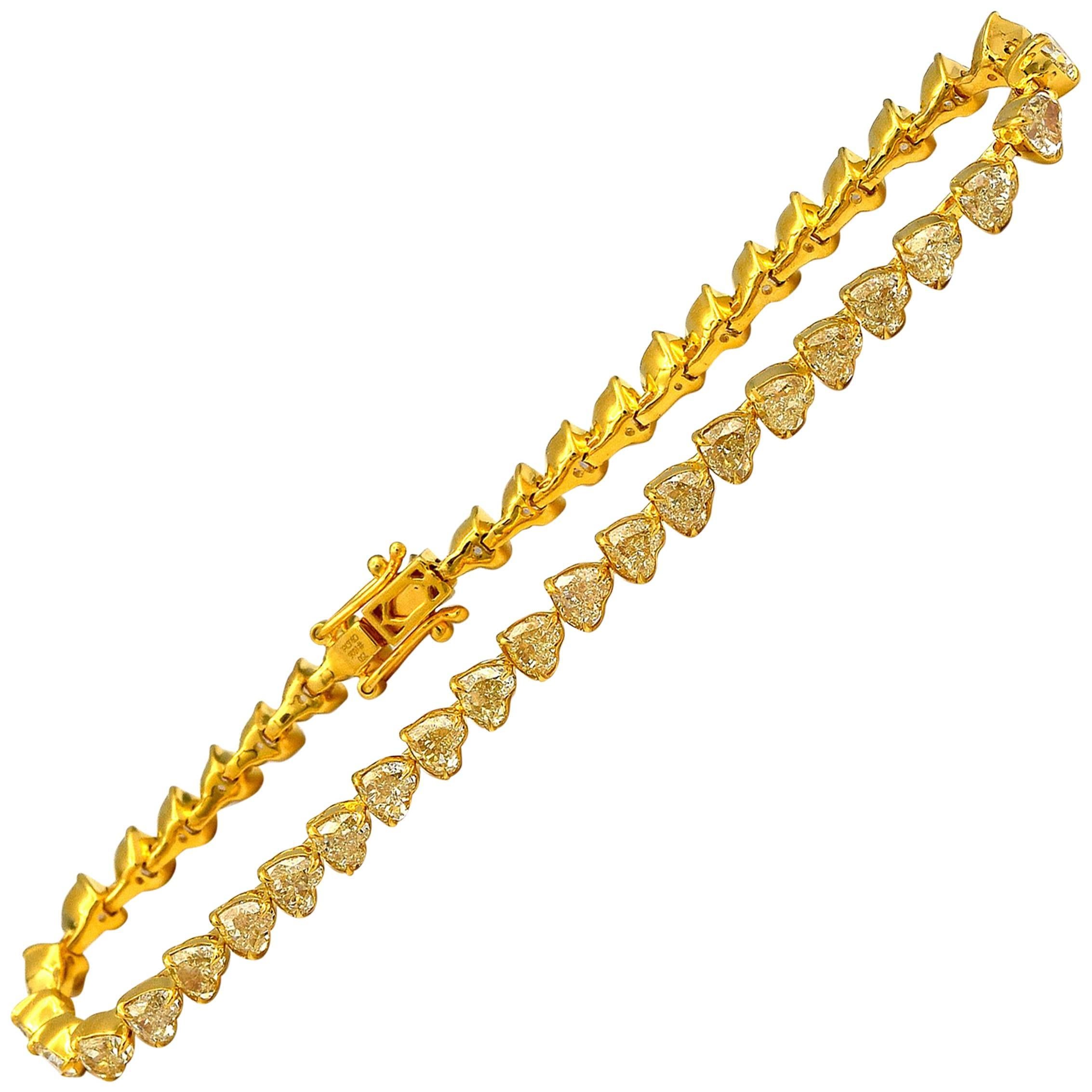 9.47 Carat 44 Heart Shaped Fancy Light Yellow Diamonds Bracelet in 18 Karat Gold For Sale