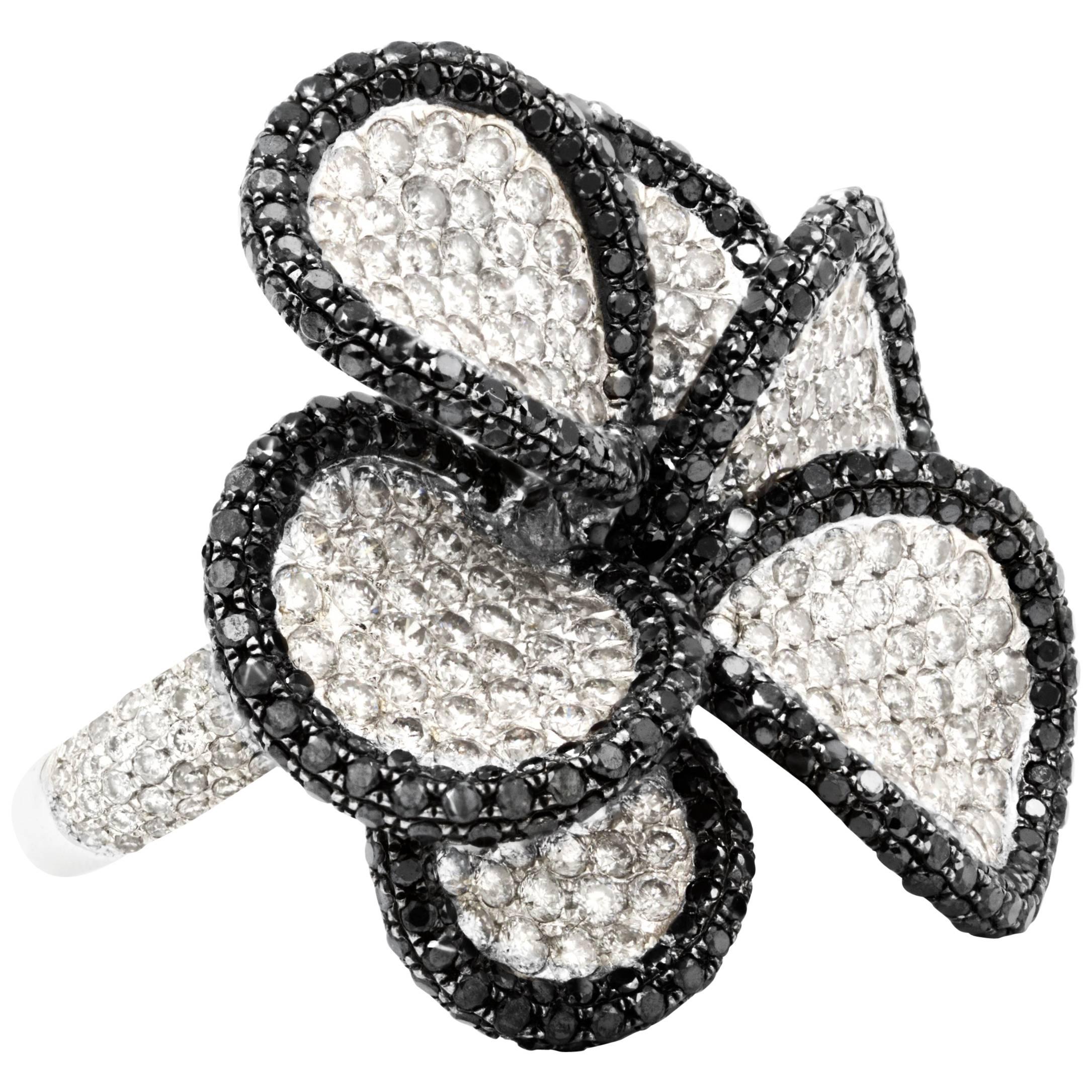 18 Karat White Gold Black and White Diamond Flower Ring For Sale