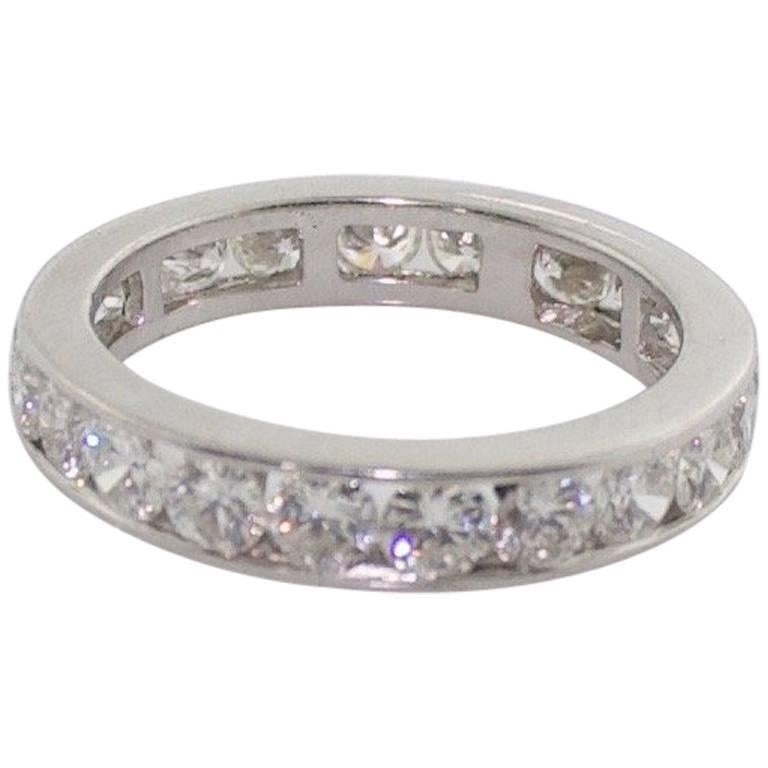 Bague d'éternité classique en or blanc 18 carats avec diamants de 2,70 carats en vente