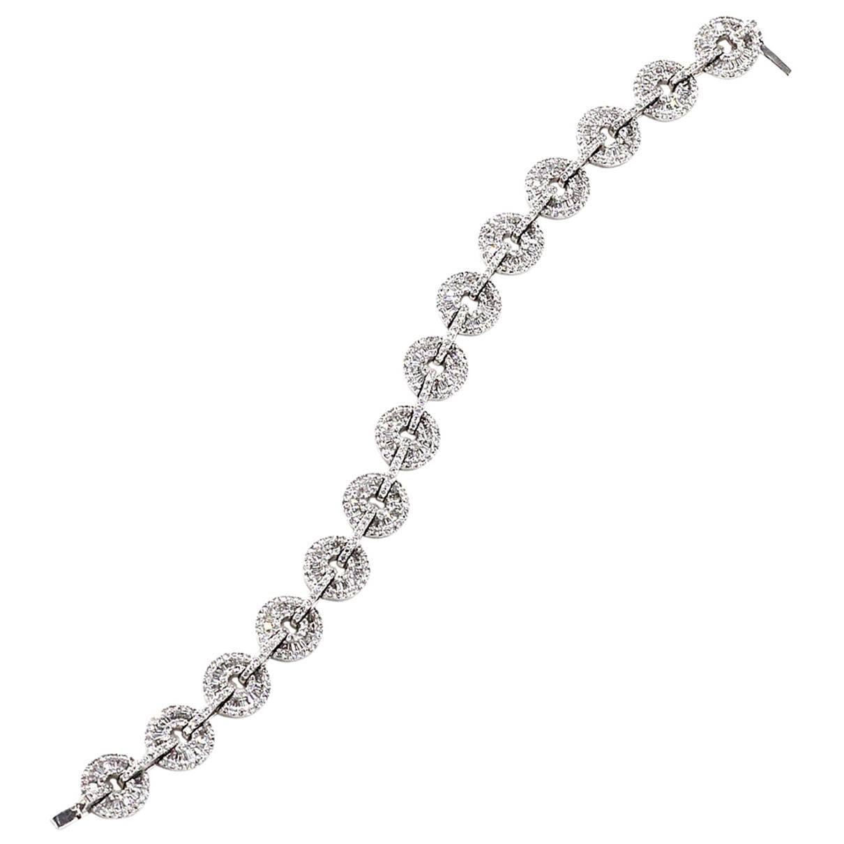 Delicate 18 Karat White Gold Diamond Bracelet with Baguettes and Round Stones For Sale