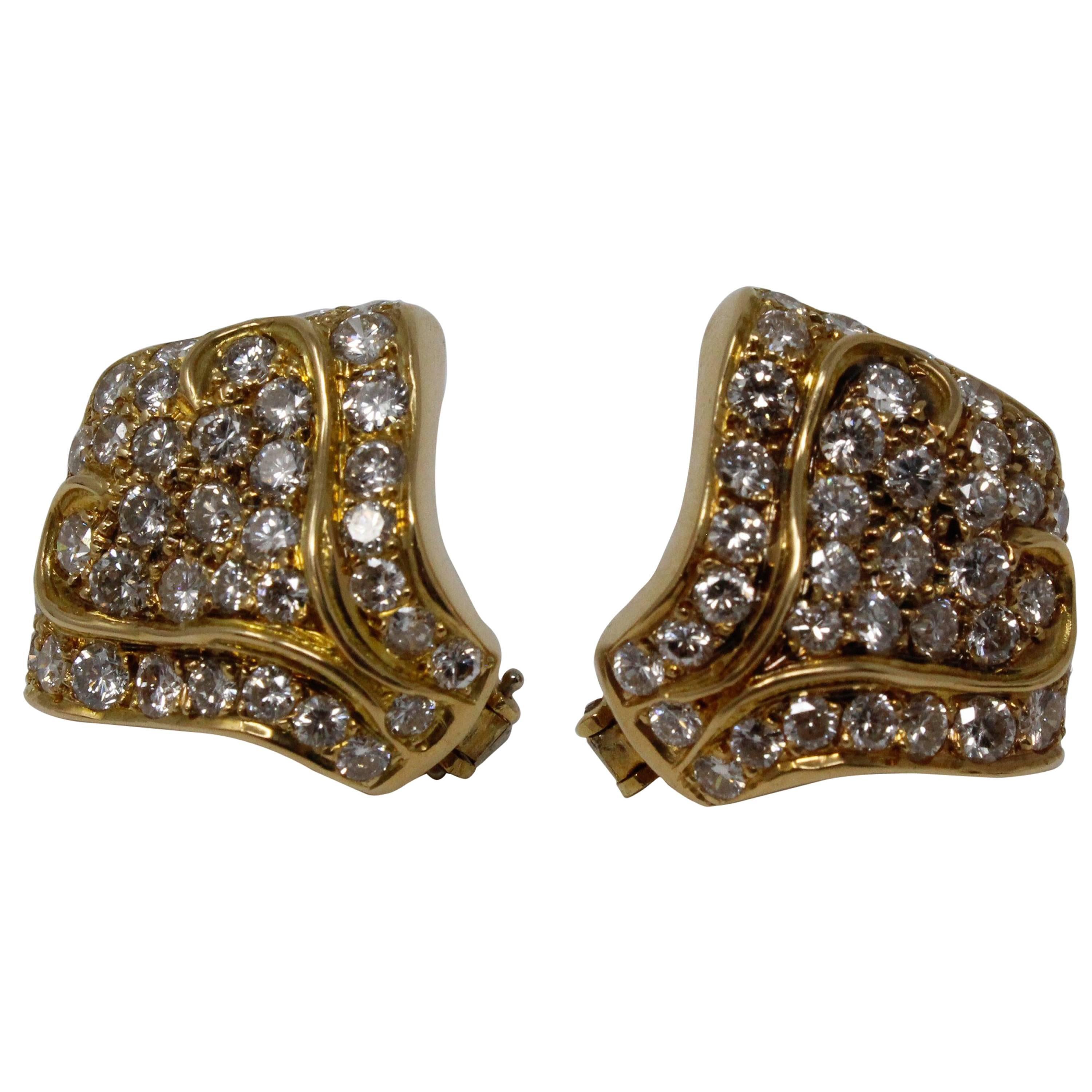 18 karat yellow gold earring with diamonds. There are a total of 78 brilliant cut diamonds with FG color and VVS-Vs clarity weighing between 6.5 and 7.0 carats.