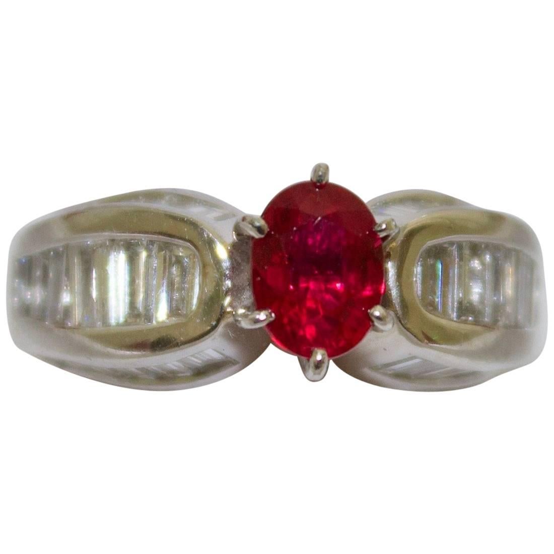 Impresionante Anillo de Rubí y Diamantes en Platino