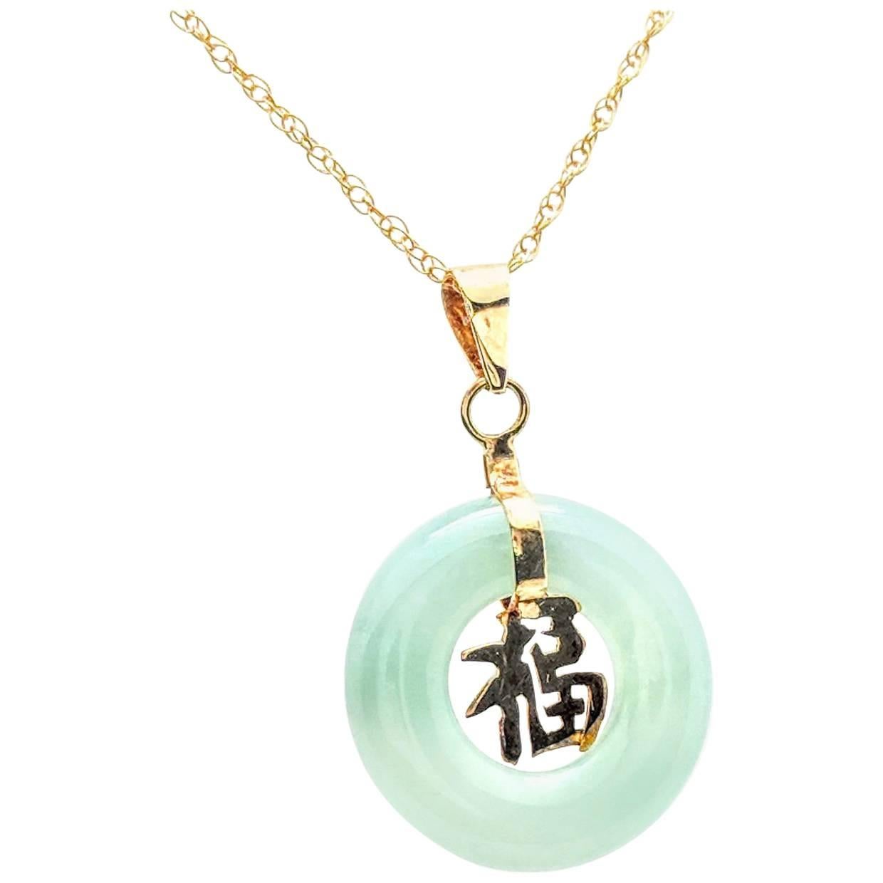 14 Karat Yellow Gold Green Jade Pendant Necklace 1.7 Grams