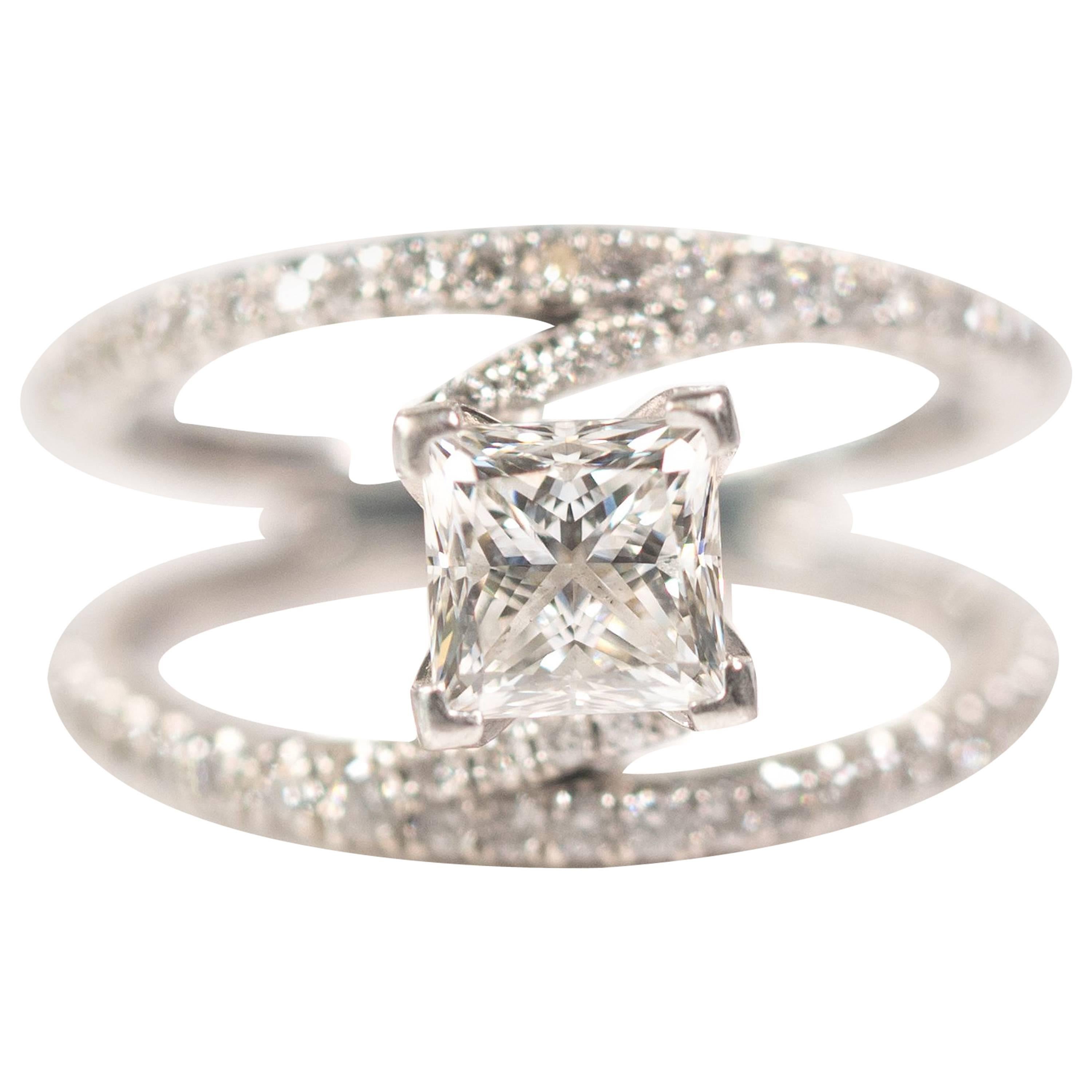 Bague de fiançailles en or blanc 14 carats avec diamant taille princesse de 1,20 carat de forme fendue en vente