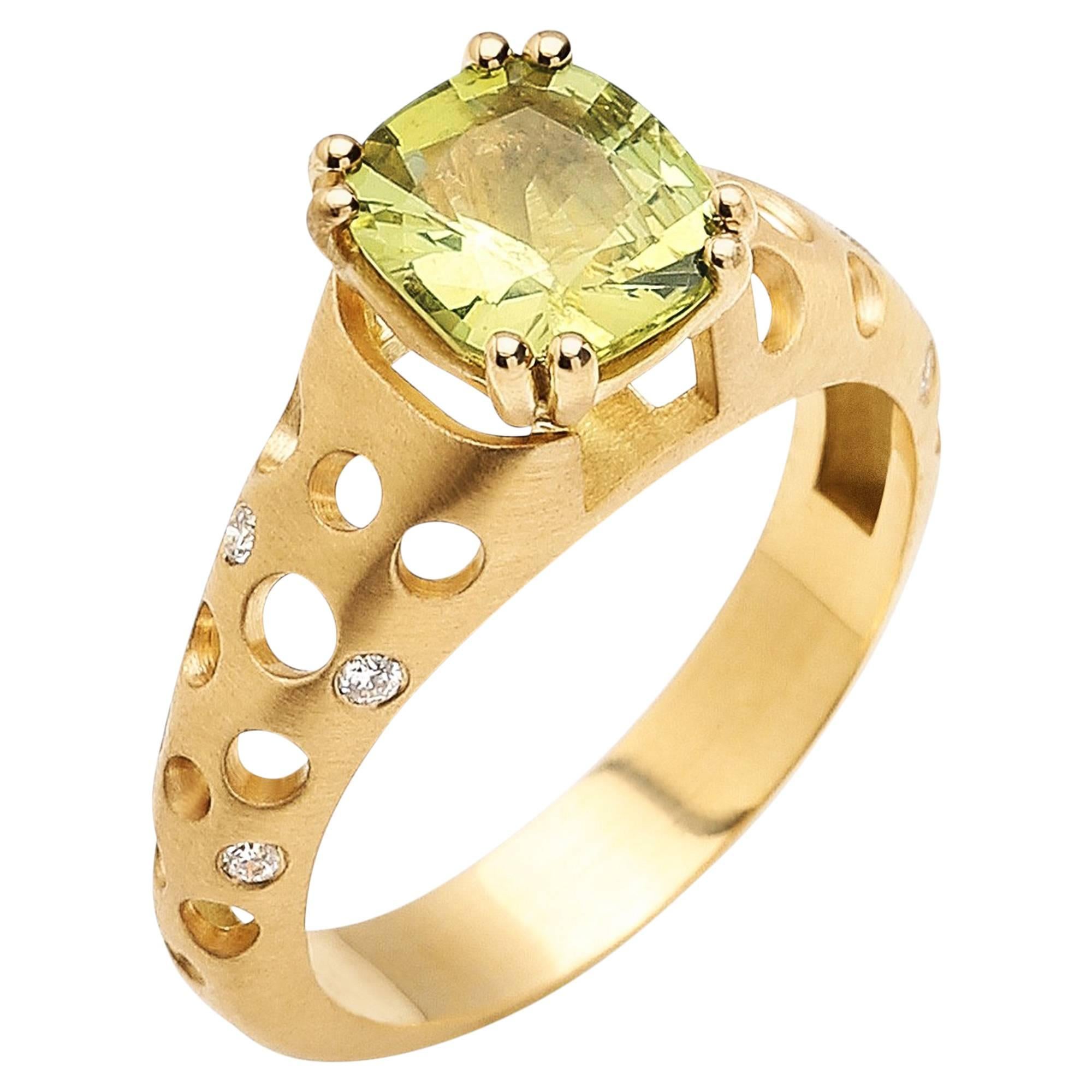 Yellow-Green Chrysoberyl Ring with Tapered Oculus Band For Sale