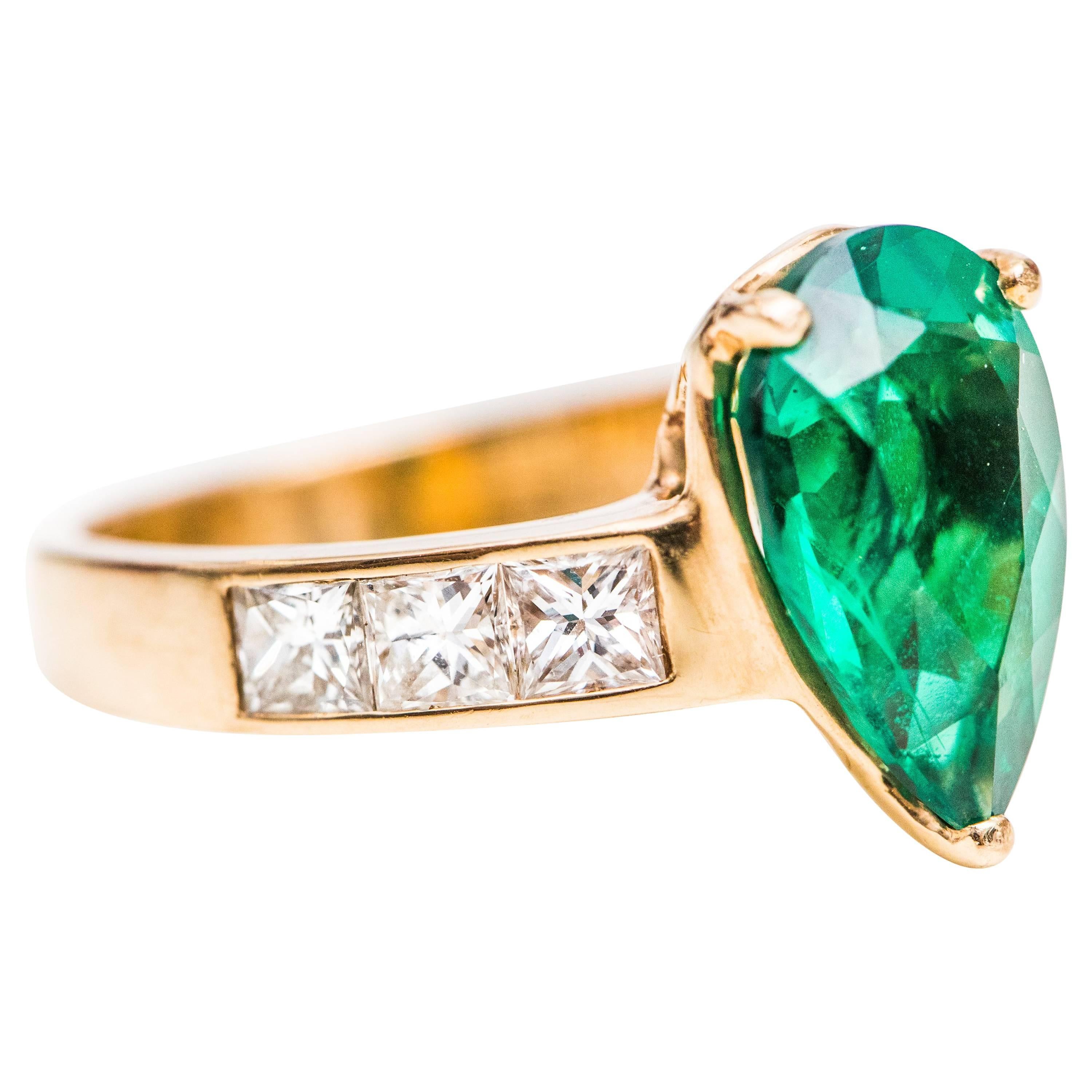 1950s Pear Cut Chatham Emerald and Diamond 14 Karat Yellow Gold Ring For Sale
